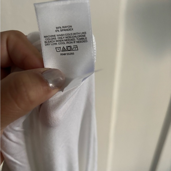 EXPRESS Front Twist Knot Hem T-Shirt Top Womens Size Small White Rayon Blend NWT - Picture 5 of 5